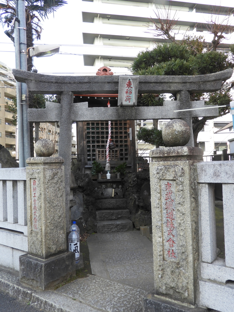 千住関屋の踏切の東稲荷神社