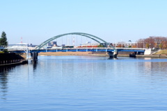 隅田川土手から見える尾竹橋の全景