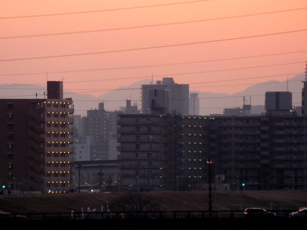 左の徳右衛門岳ビルの後ろの景信山右の笹山のシルエット