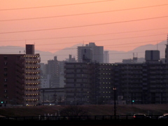 左の徳右衛門岳ビルの後ろの景信山右の笹山のシルエット