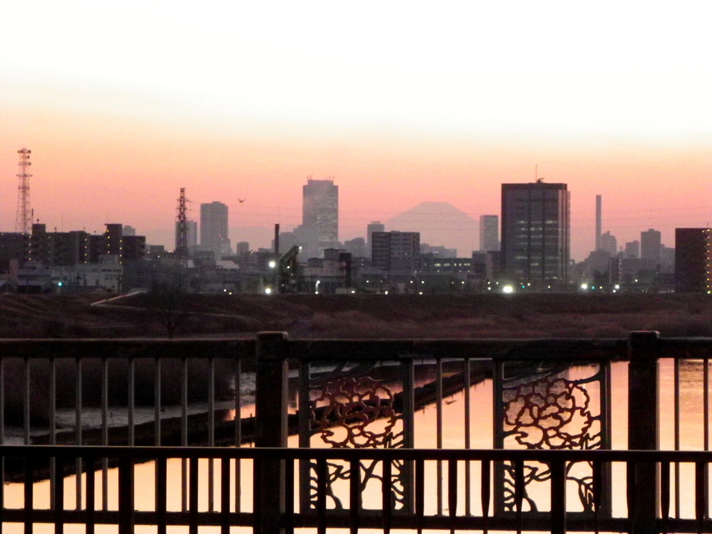 西新井橋から遠くの富士山夕景