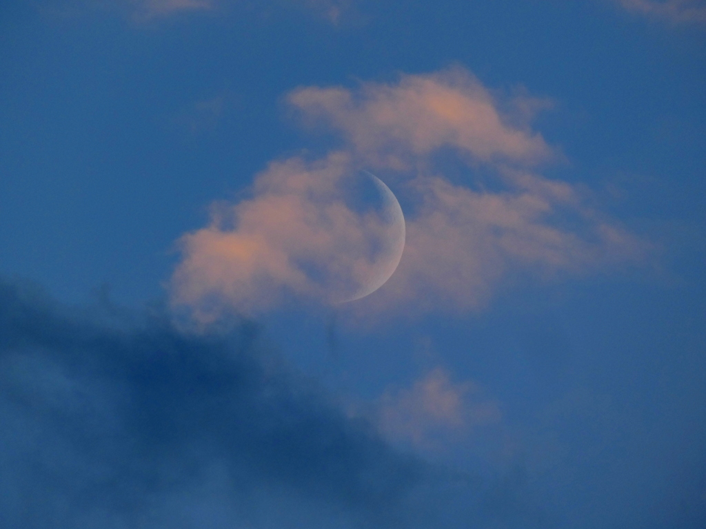 千住新橋から見えた黒雲の上の白雲中の月