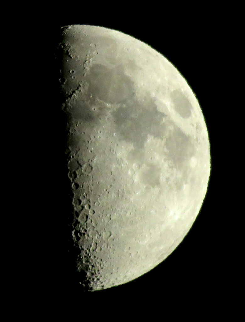 '23.4.28.19:13.の10枚を重ね画像処理した上弦の月