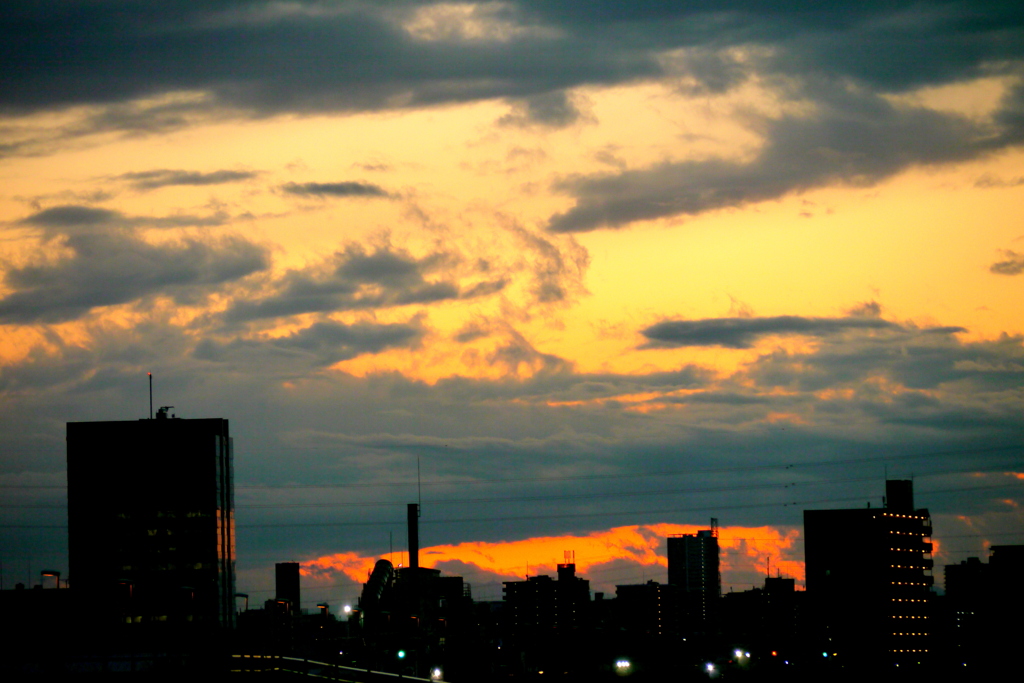 青い雲下の夕焼け
