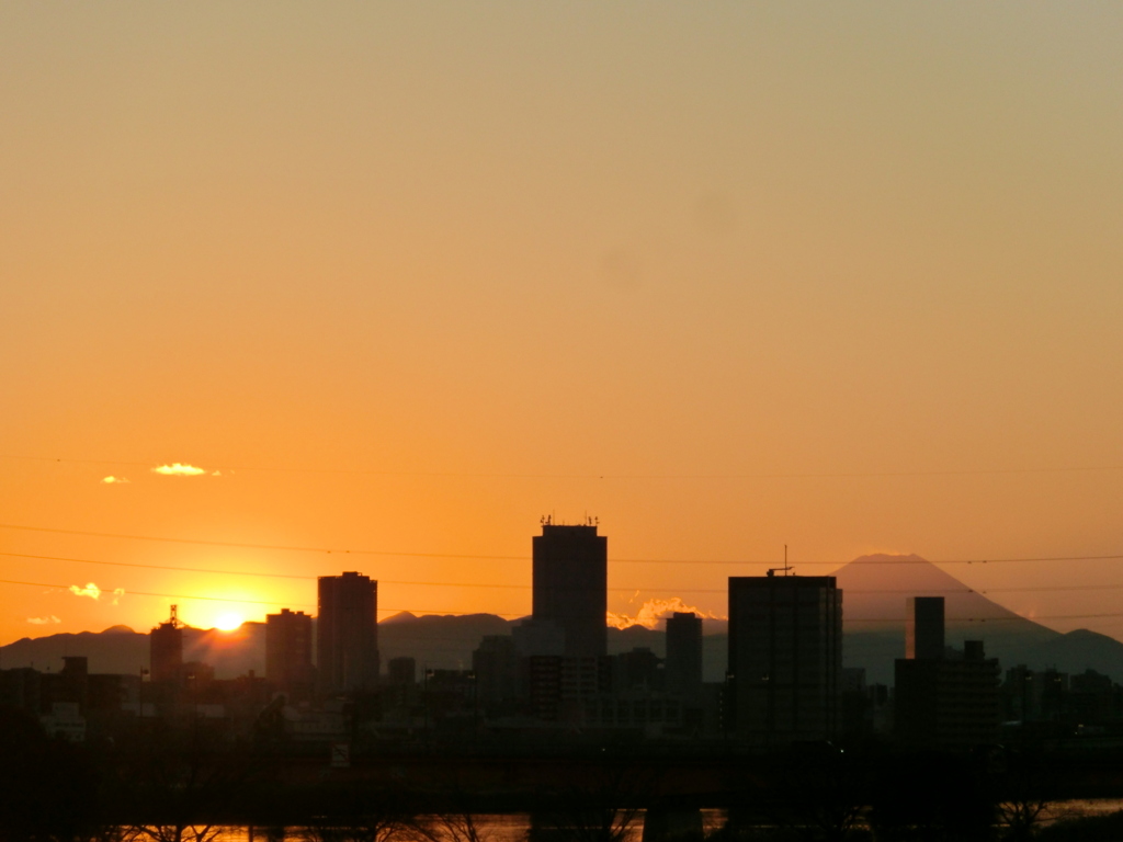丹沢山系に落ちる夕日と富士山