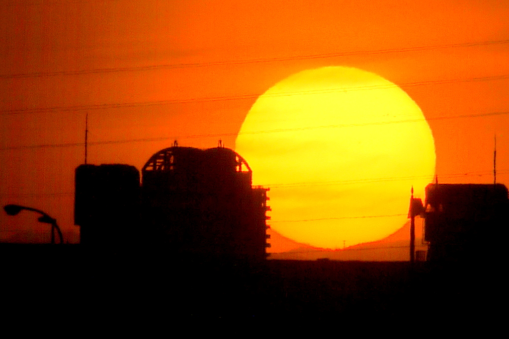 タワーマンションの右の滝子山右の大谷ヶ丸の夕日