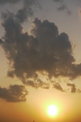 怪物のような黒雲と夕日