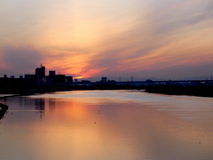 段々ゴ－ルドから赤銅色に変化する荒川