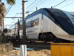 千住緑町の踏切の京成スカイライナーの後ろ姿