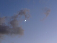 夕焼の上空の月