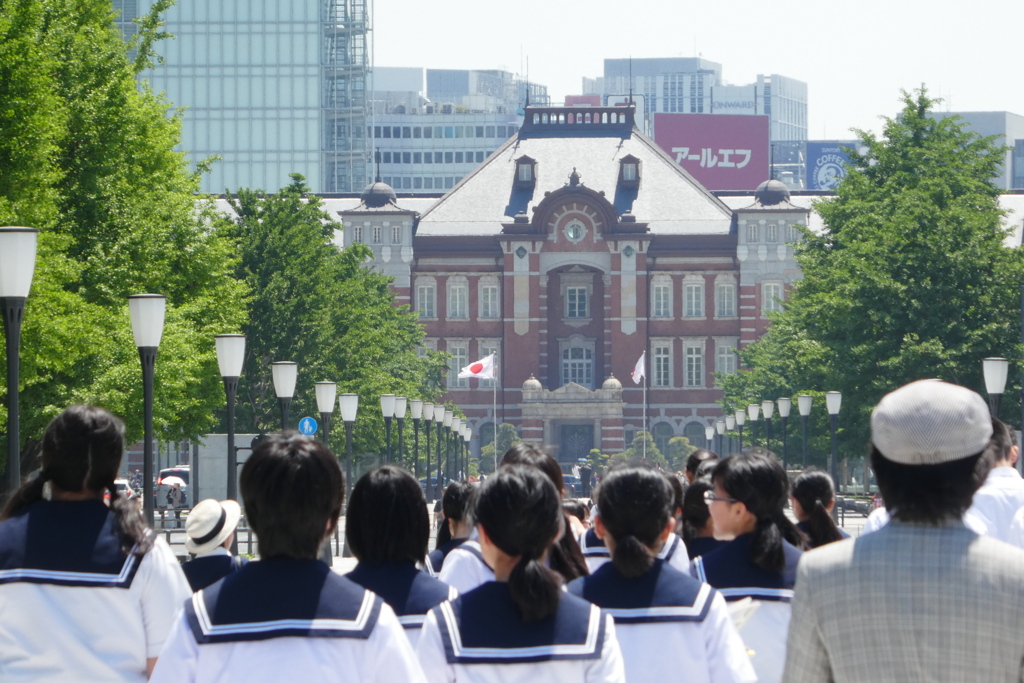 東京駅とパレード