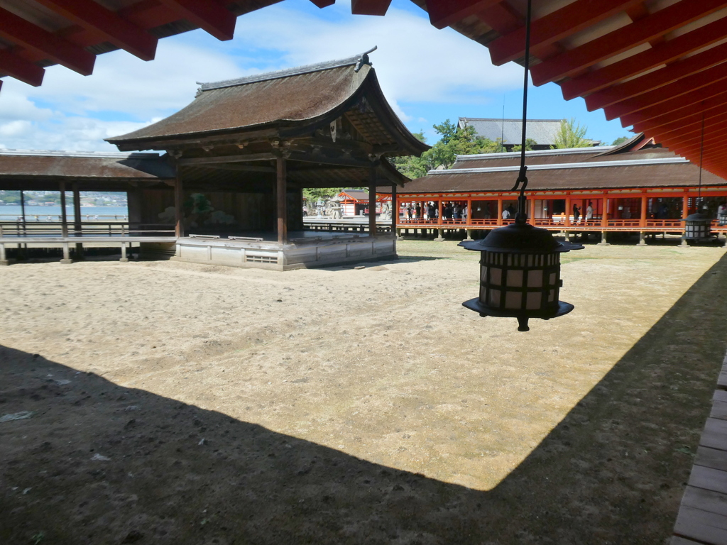 厳島神社の神楽殿