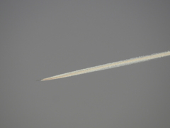 少し色のついたジェット雲