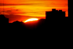 ’22.12.21.丹沢山系の塔ノ岳の右子山からその右の山すそに落日