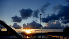 隅田川の流れる夕雲