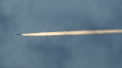 西を横切る雲の中のジェット