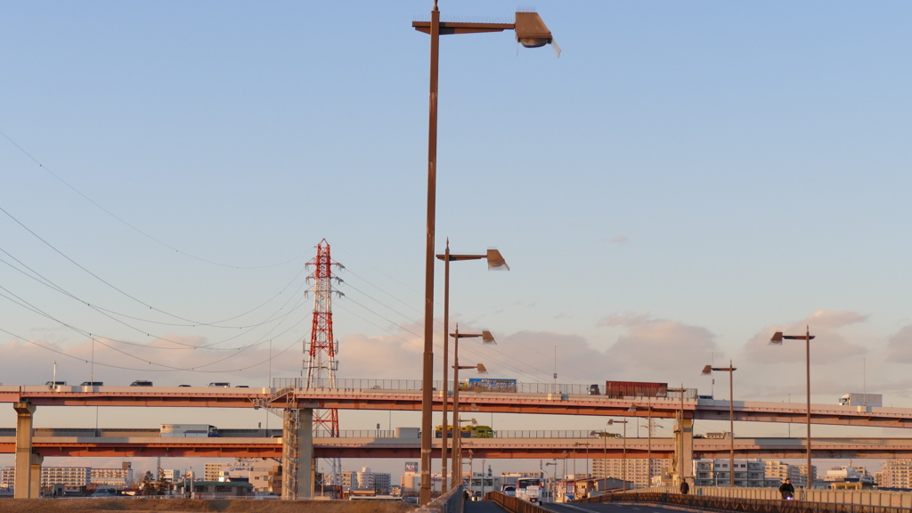 夕日を浴びる西新井橋下り方向