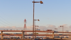 夕日を浴びる西新井橋下り方向