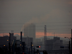 荒川土手から雲の下にみえた東岳の夕焼け