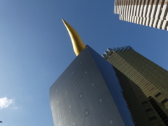 隅田川の本所吾妻橋のビール会社の泡のイメージのが見えている空