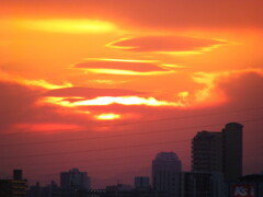 大きな黒雲の下の雲中の夕日下に笹山のシルエットが