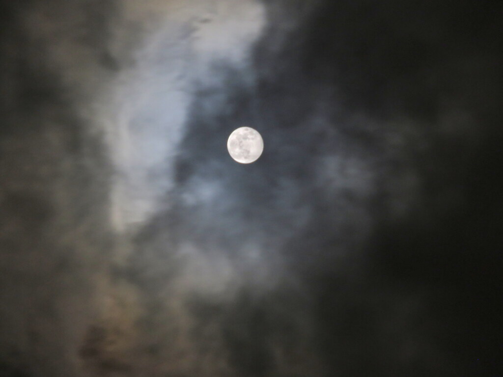 雲の中の満月