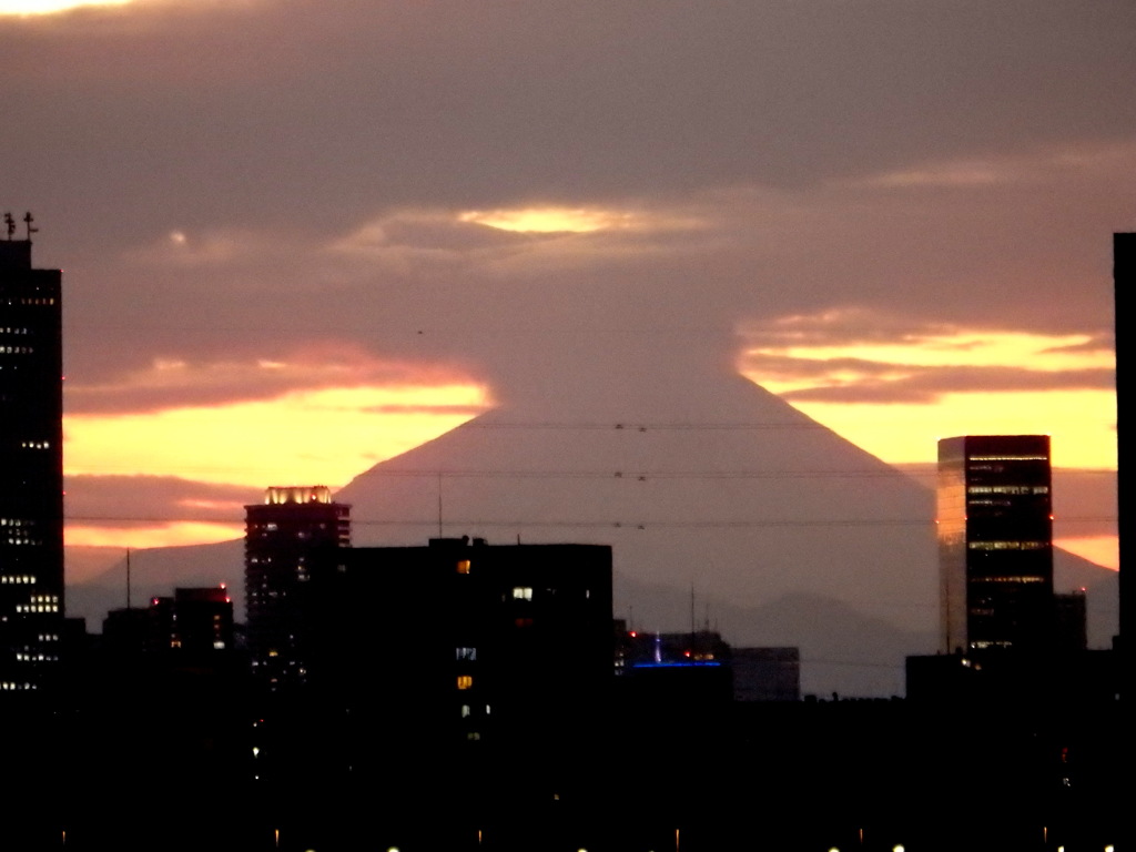 夕方の富士山頂の大雲