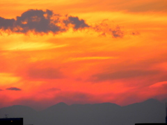 ’21師走の丹沢山系の上空の夕焼け