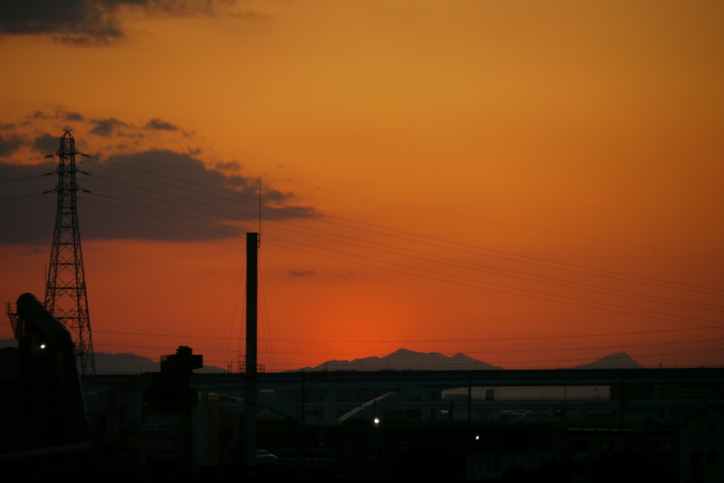 サンセットした舎人高架上の夕日の名残のある大持山の夕焼け