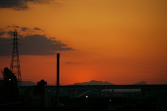 サンセットした舎人高架上の夕日の名残のある大持山の夕焼け