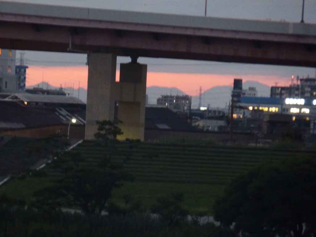 高速の高架下から見えた、赤城山の左から荒山 地蔵岳 黒檜山