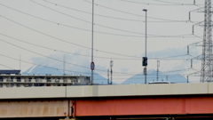 荒川扇大橋から高速の上に日光男体山大真名子山