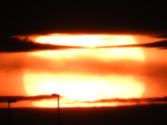 千住新橋から高速道路上の堂平山上の雲上の大きな夕日