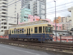 町屋と荒川の間を走る都電荒川線