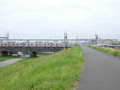 千住金八土手の京成線千住大橋へ