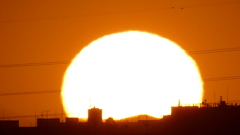 二十六夜山を包む夕日