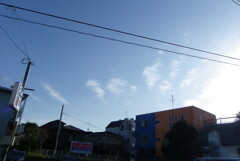 千住竜田町の病院の上の並んだ雲