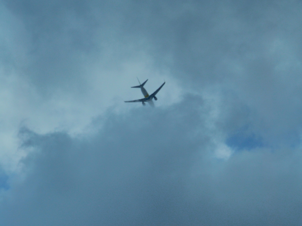 雲の中にはいる飛行機