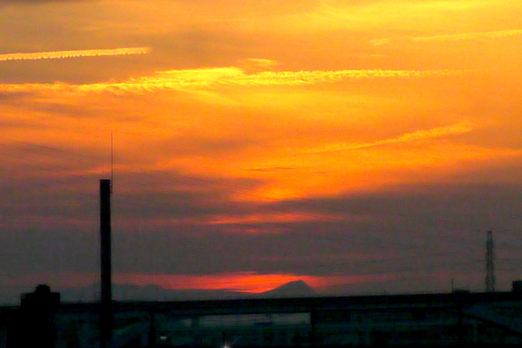 隅田川の煙突鉄塔武甲山の見える綺麗な夕焼け