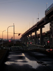 荒川土手から雨上がりの夕方の高速高架