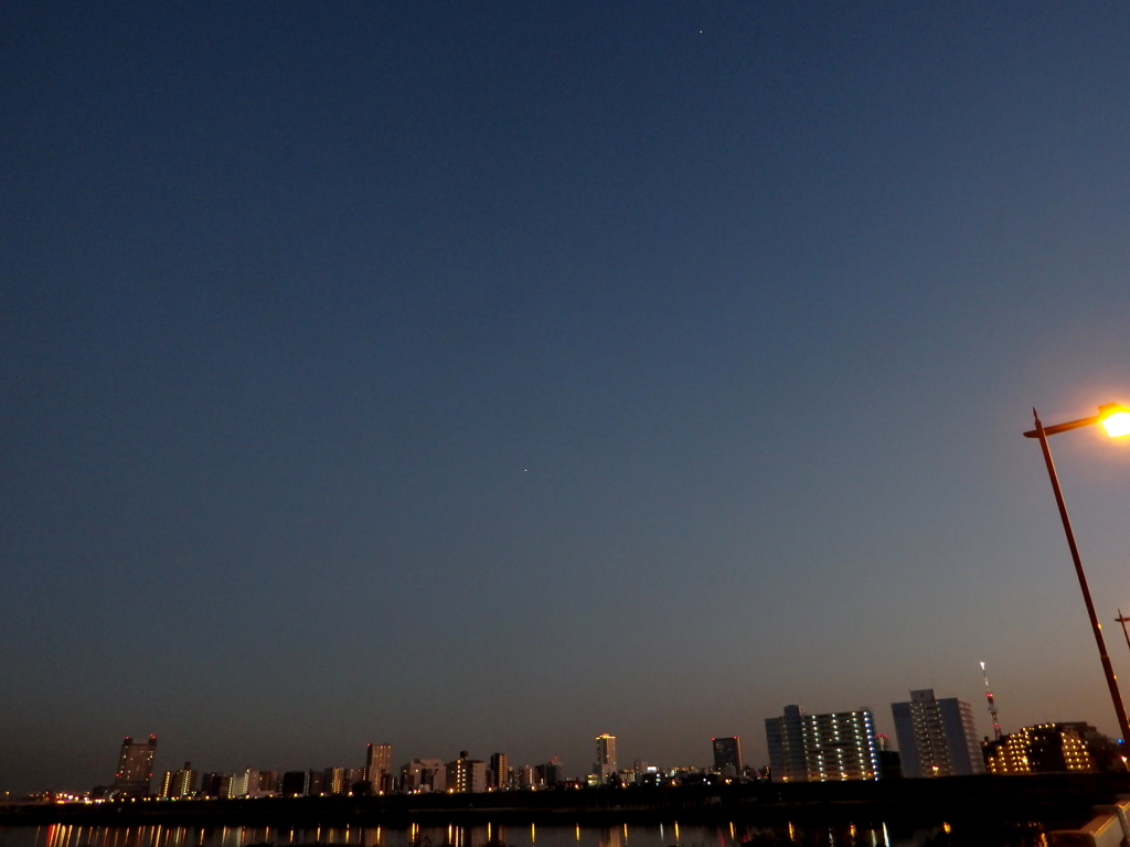 西新井橋から東京スカイツリー方面と夜空の木星