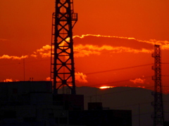 雁腹摺山と小金沢山の間に落日の瞬間