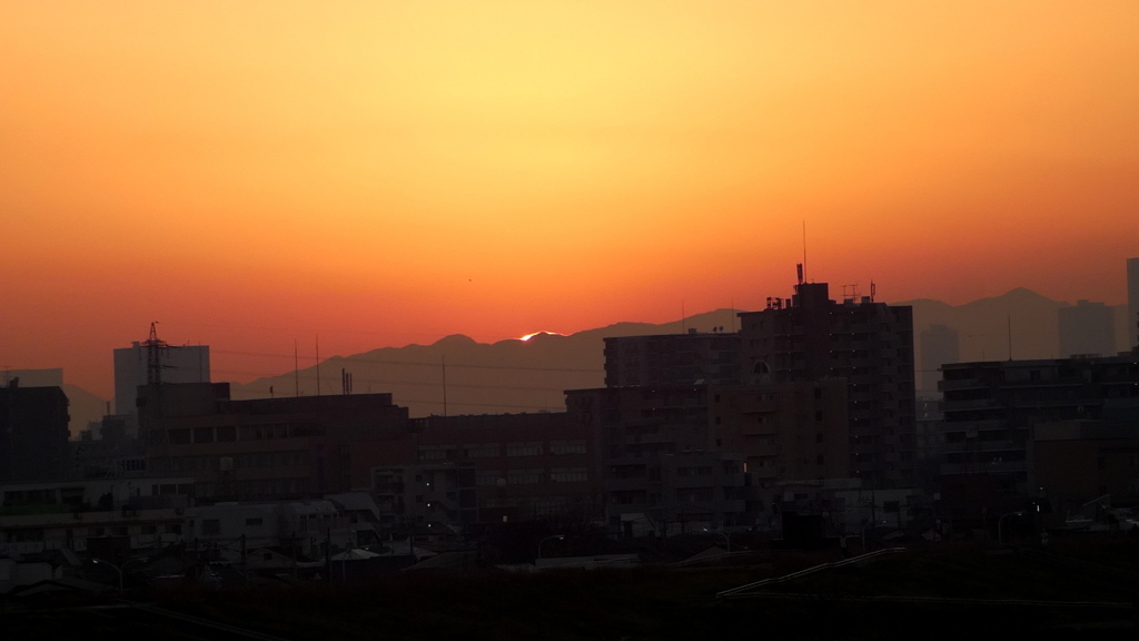 荒川土手から見える丹沢山系の行者岳西の塔ノ岳辺りの夕暮れ