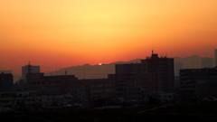 荒川土手から見える丹沢山系の行者岳西の塔ノ岳辺りの夕暮れ