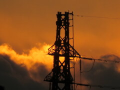 鉄塔の後ろの夕雲