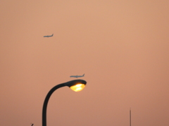 夕方の街路灯の上の2機の飛行機