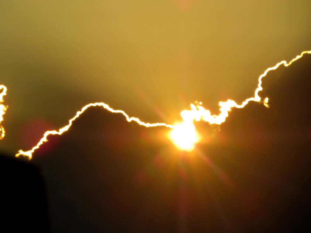 雲の中から光る