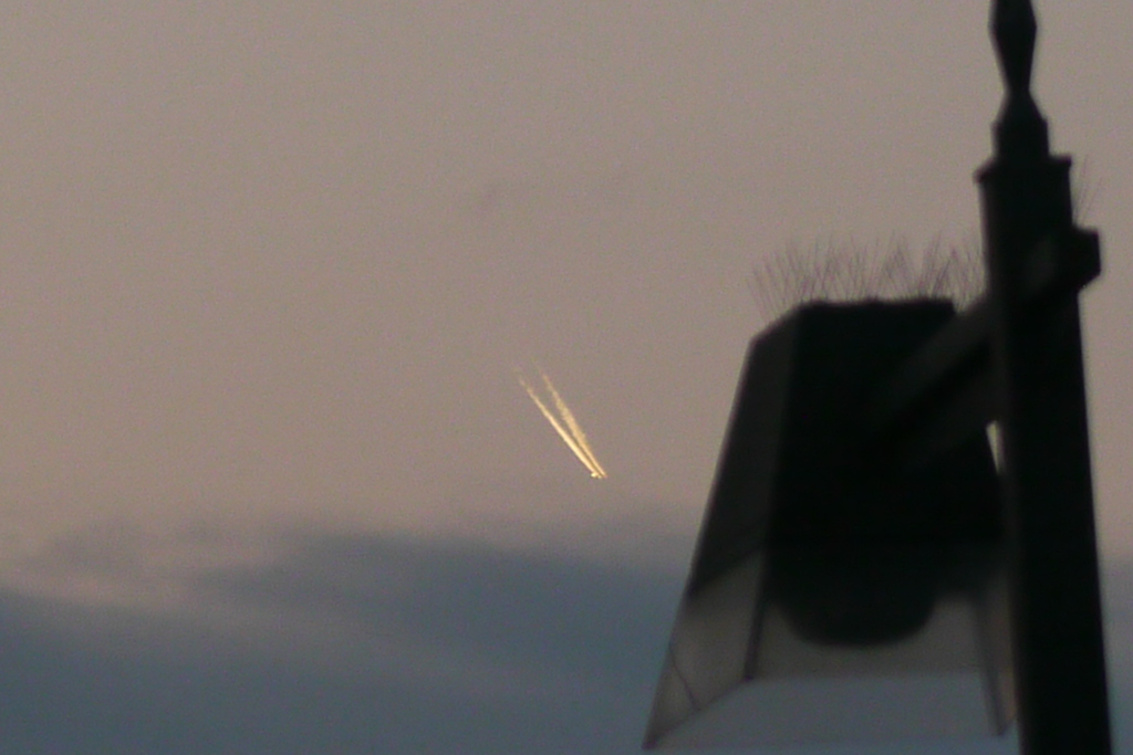 西新井橋の街灯の彗星のごとくジェット雲