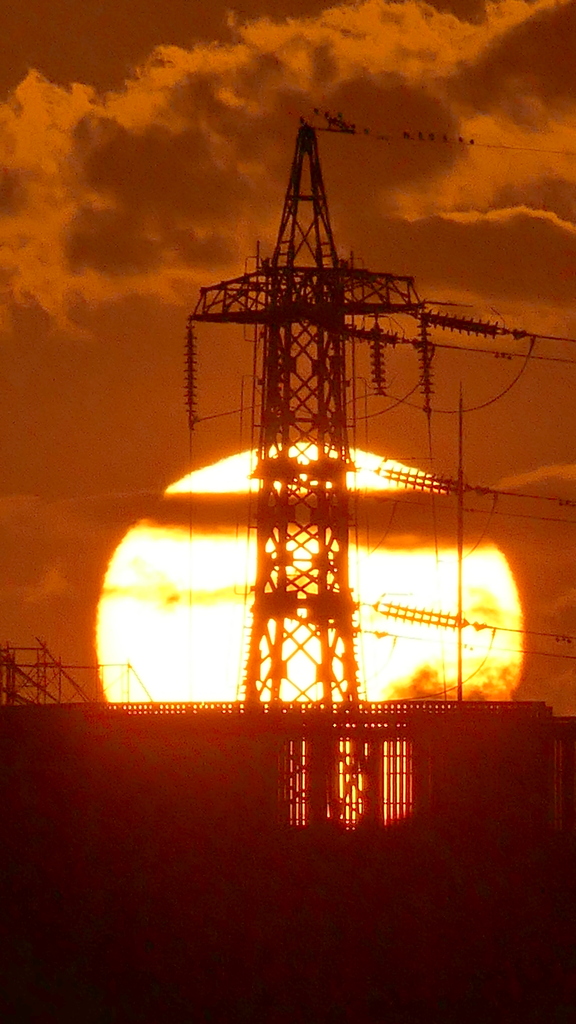 荒川土手の鉄塔下の日の入り