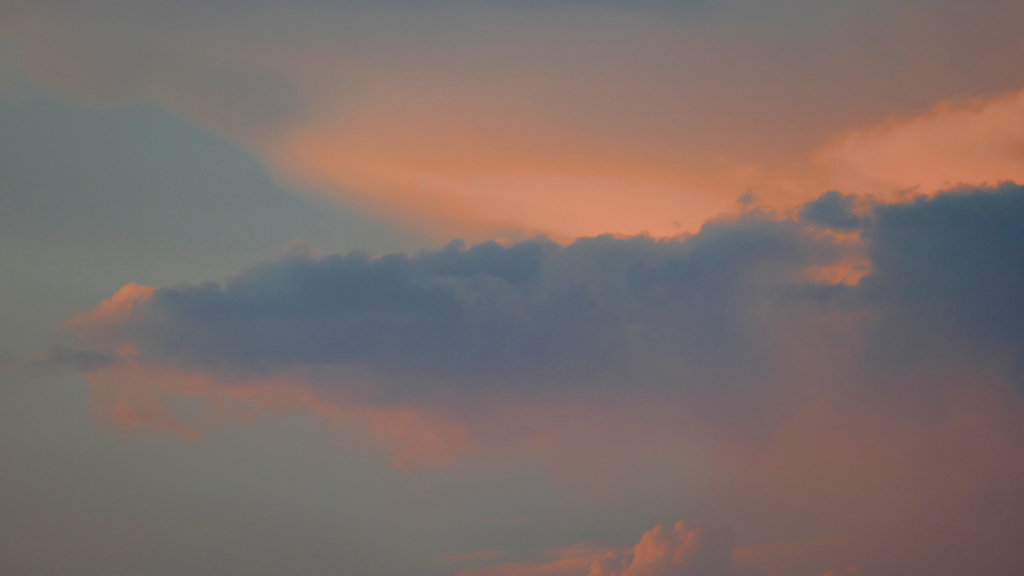 すみだがわきたのゆう雲